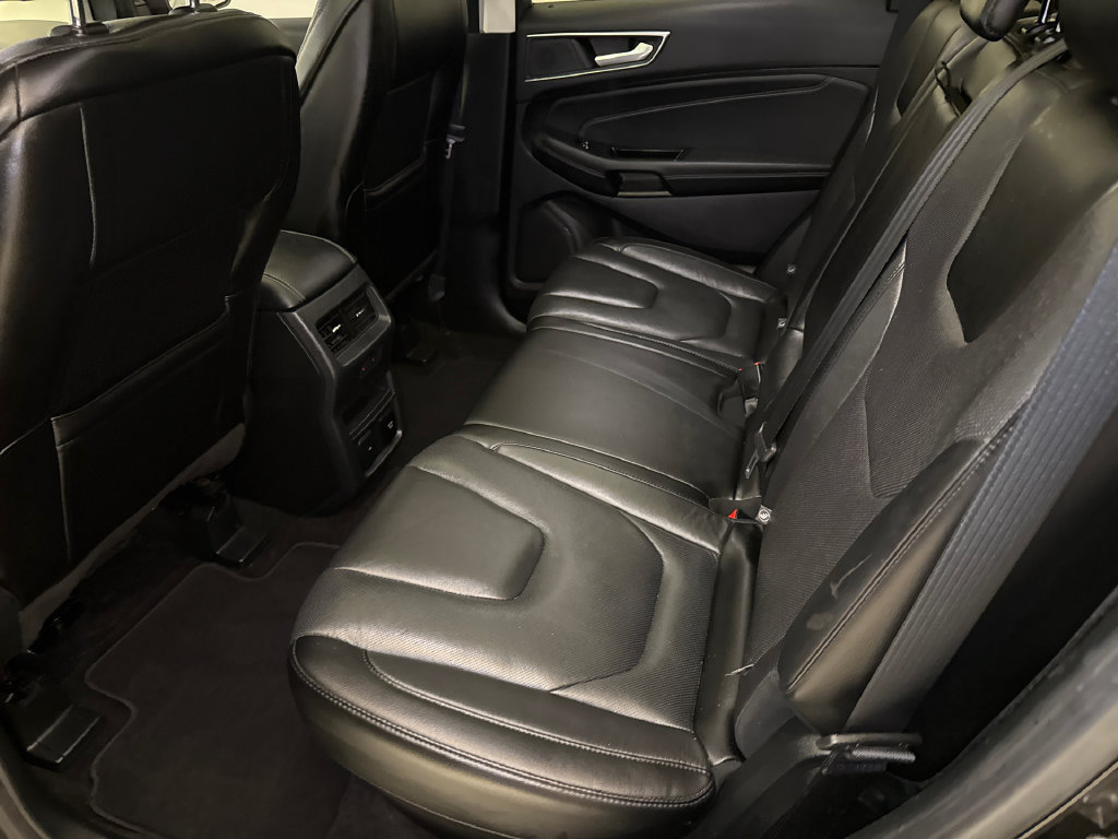 Used 2019 Ford Edge Titanium w/ Equipment Group 301A AWD/4WD image 18