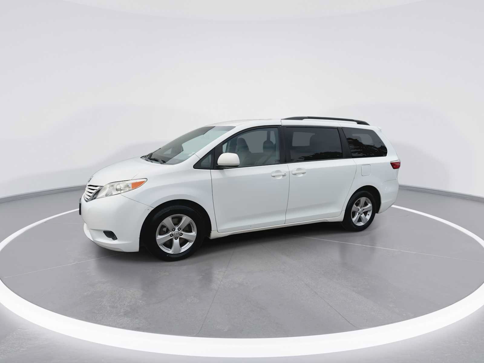 Used 2015 Toyota Sienna LE FWD image 4