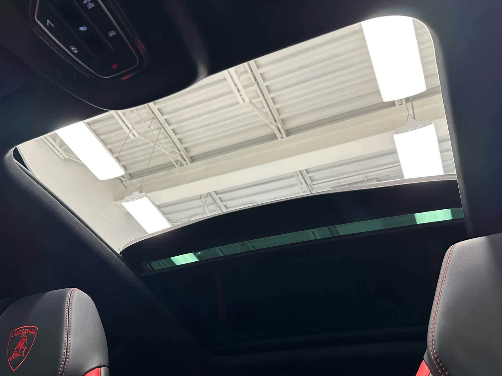 Used 2025 Lamborghini Urus SE image 40