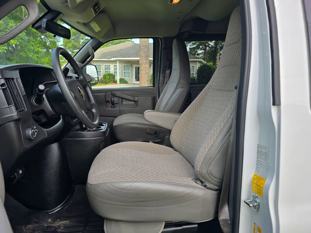 Used 2025 Chevrolet Express 3500 LT w/ LT Preferred Equipment Group RWD image 9