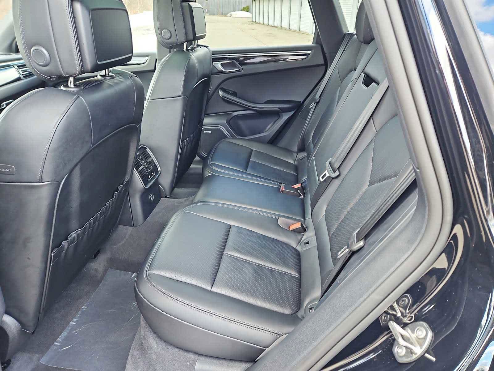 Certified 2025 Porsche Macan Turbo AWD/4WD image 36