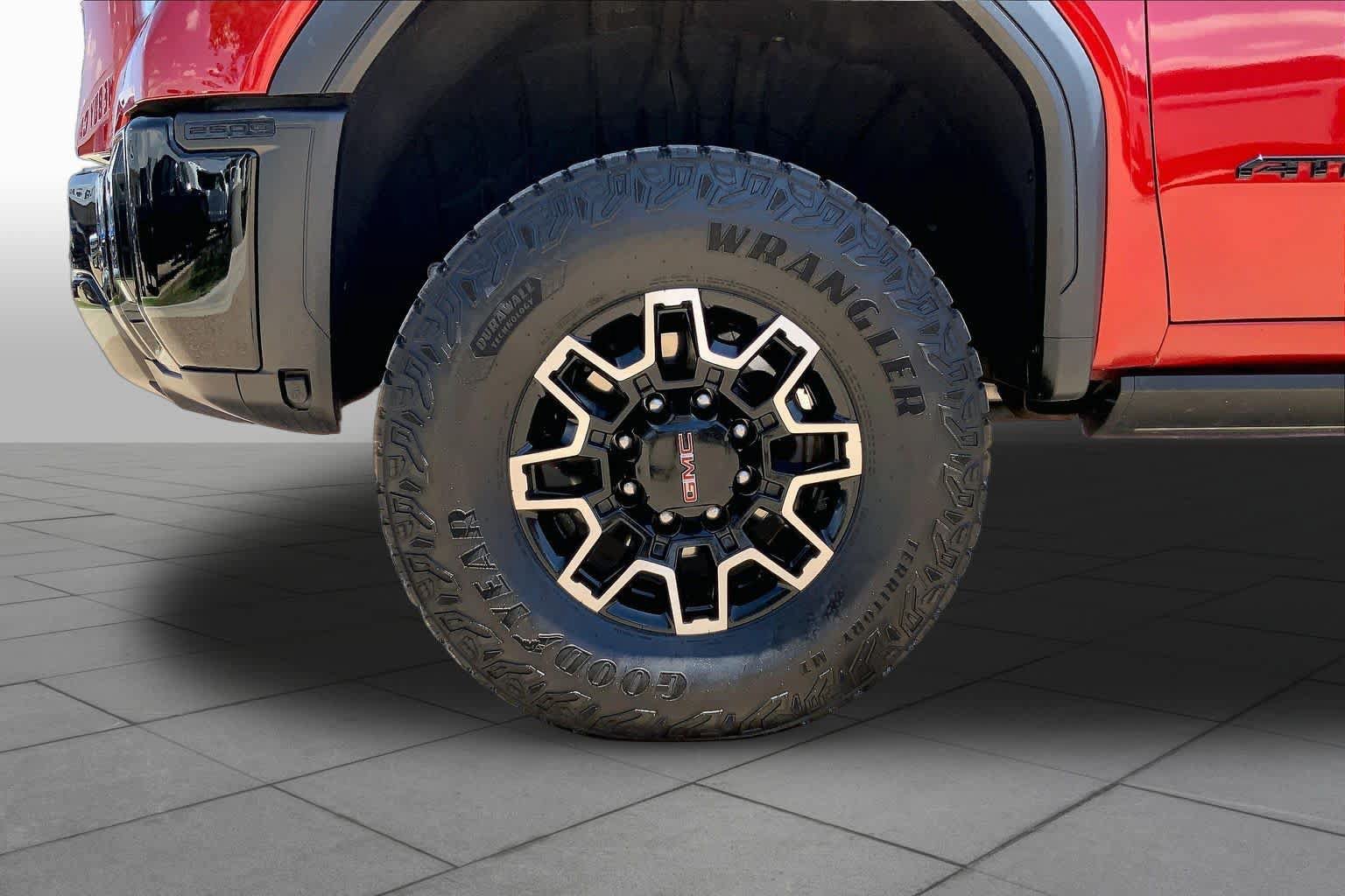Used 2025 GMC Sierra 2500 AT4X AWD/4WD image 11