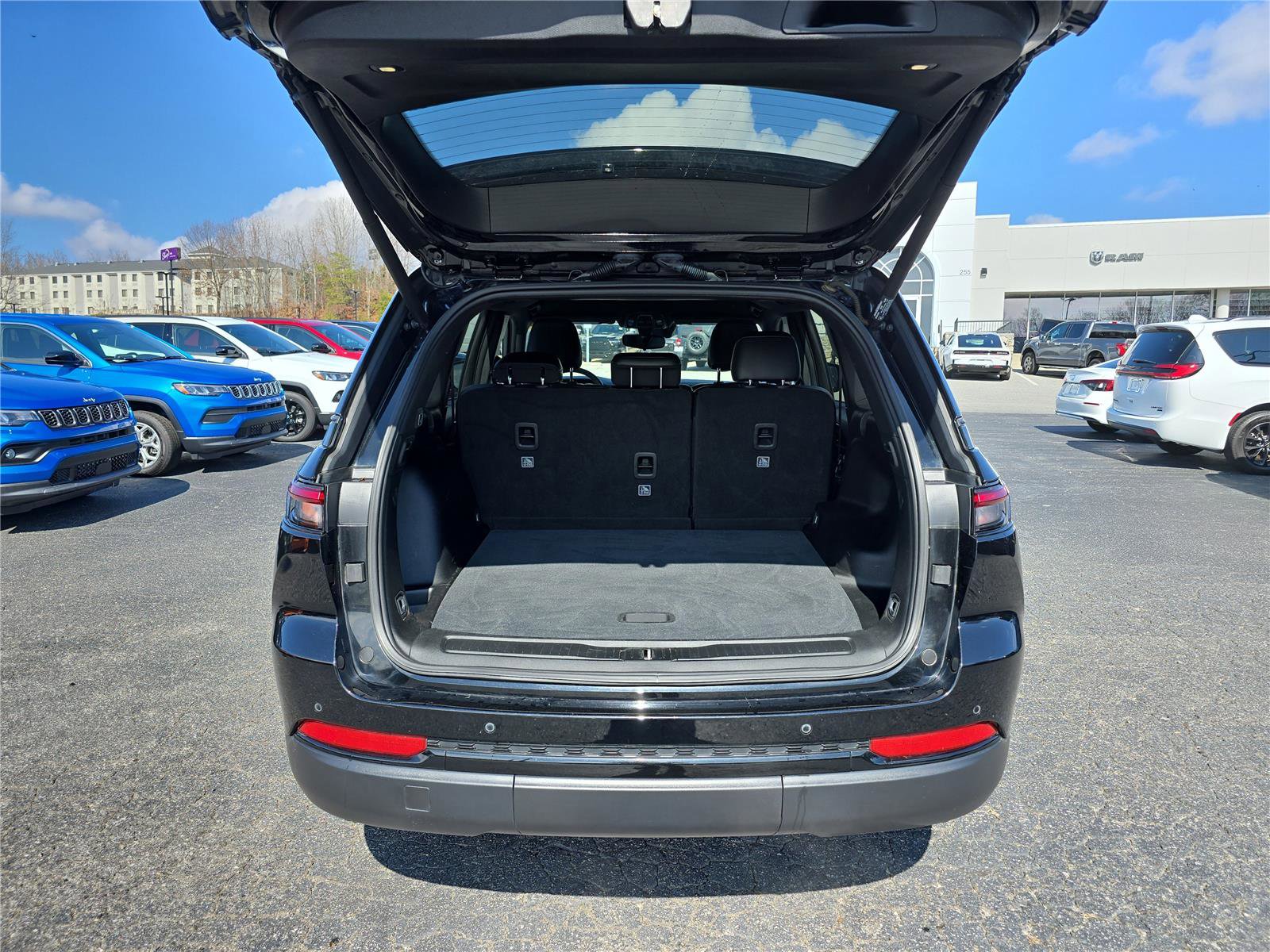 Used 2023 Jeep Grand Cherokee Altitude image 5