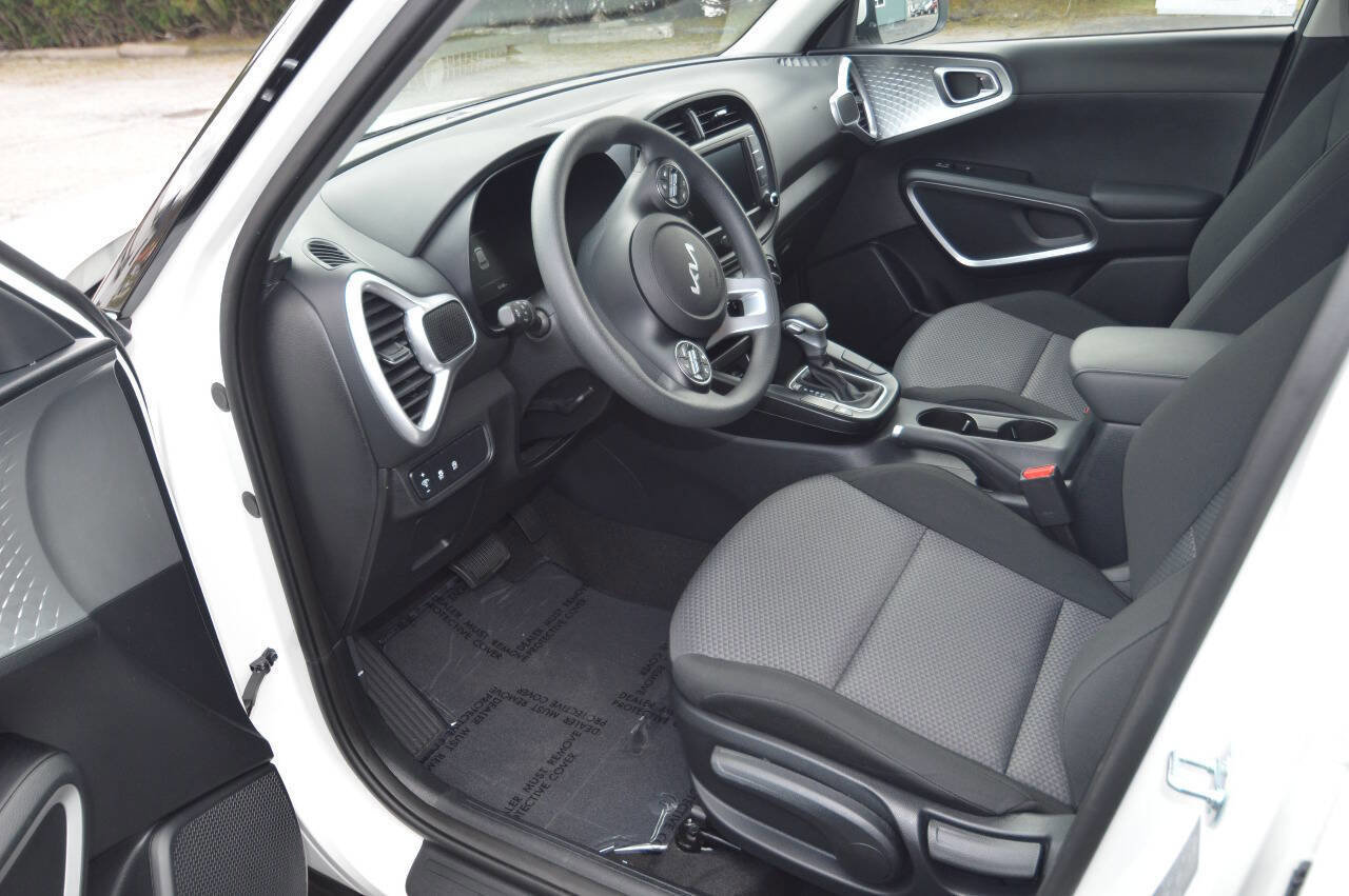 Used 2025 Kia Soul LX image 17