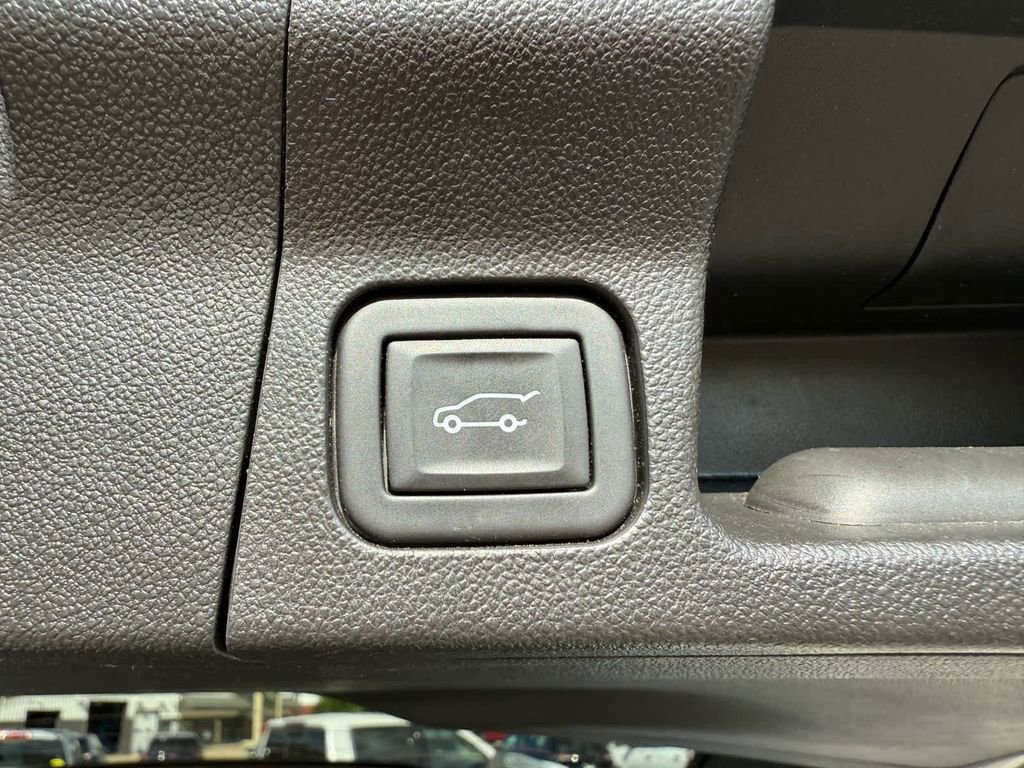 Used 2023 GMC Acadia SLE w/ Driver Convenience Package image 28