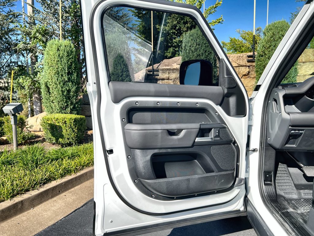 New 2026 Land Rover Defender 110 X-Dynamic SE AWD/4WD image 17