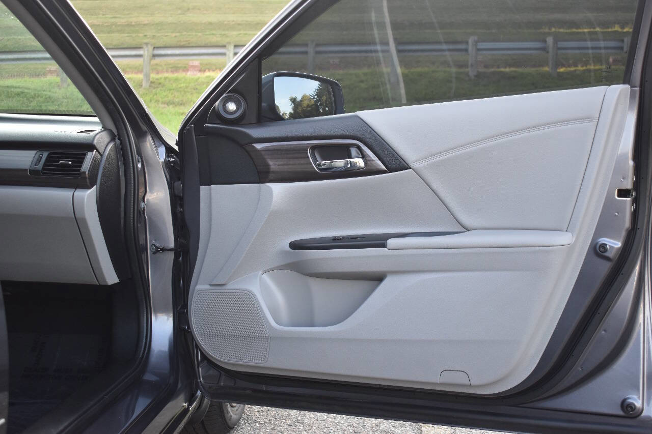 Used 2017 Honda Accord EX-L image 9