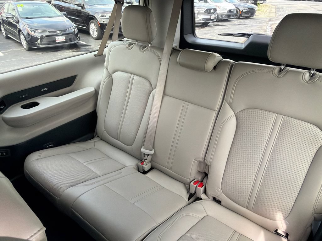 Used 2024 Jeep Wagoneer L Series II w/ Flexible Seating Group AWD/4WD image 17