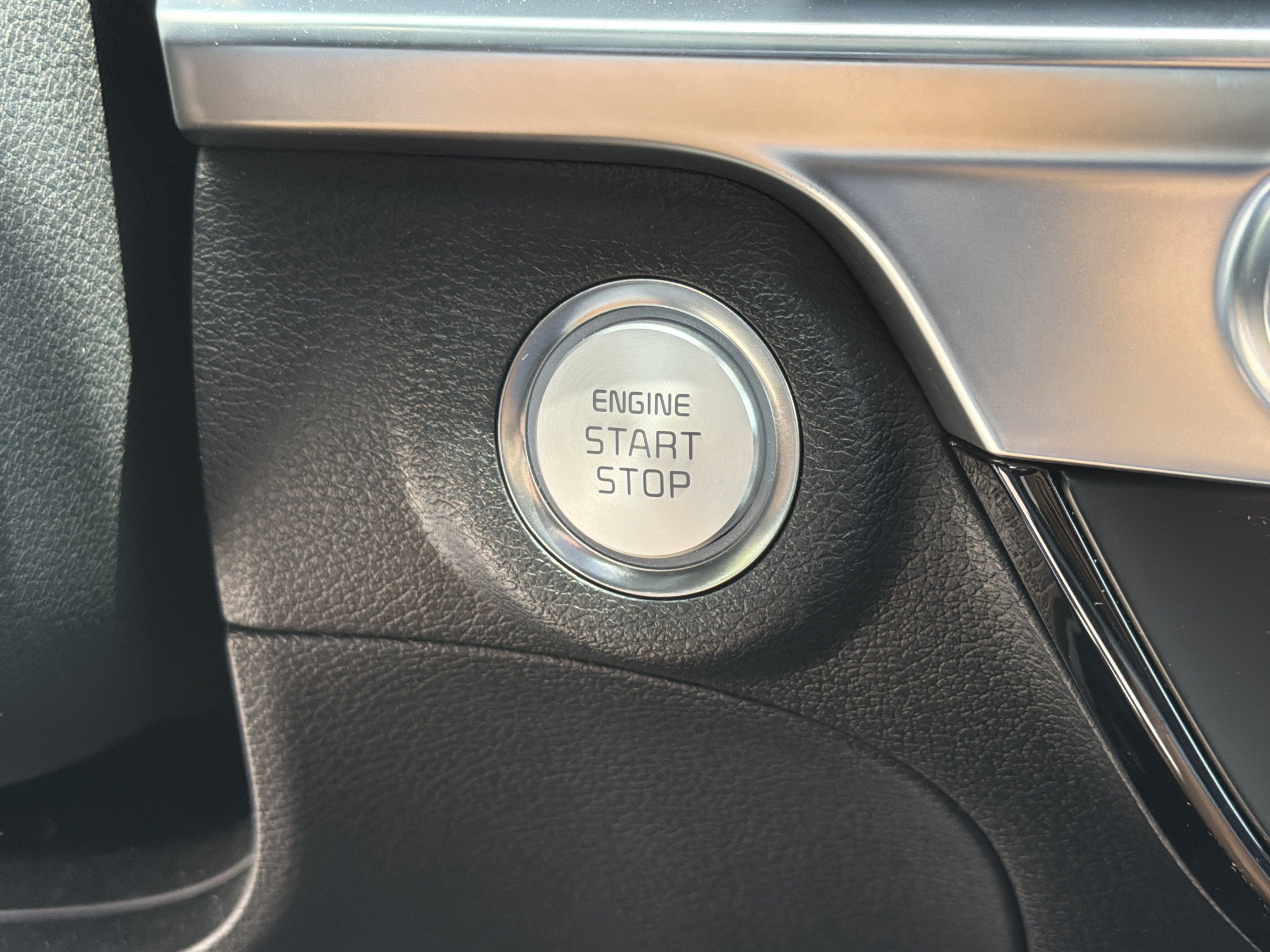 Used 2025 Kia Telluride SX w/ SX Captain's Chair Package FWD image 16