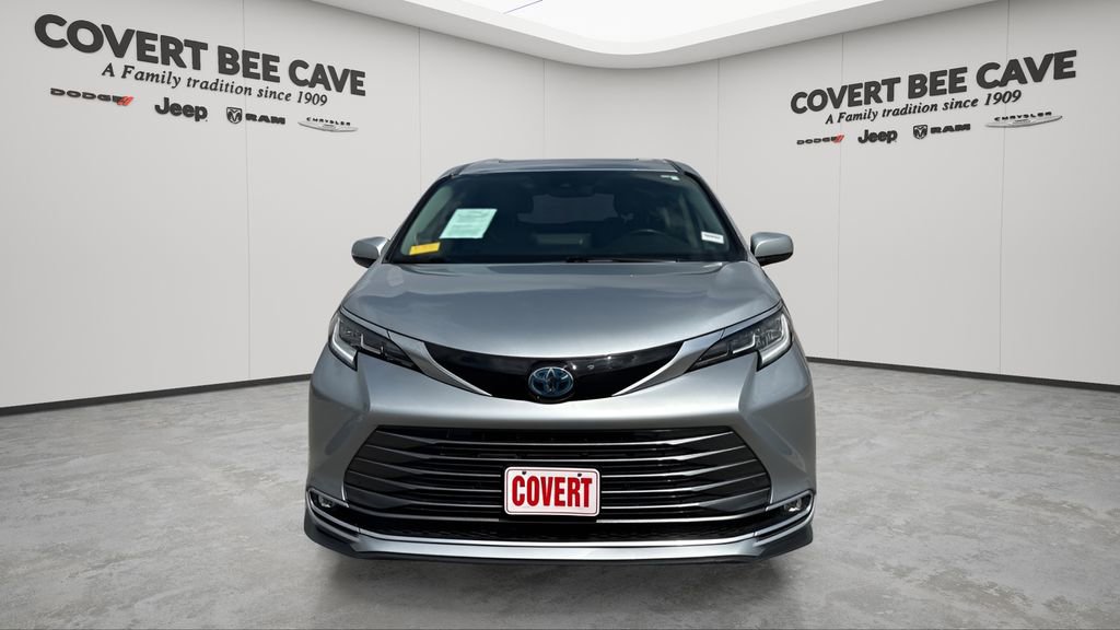 Used 2021 Toyota Sienna Limited image 2