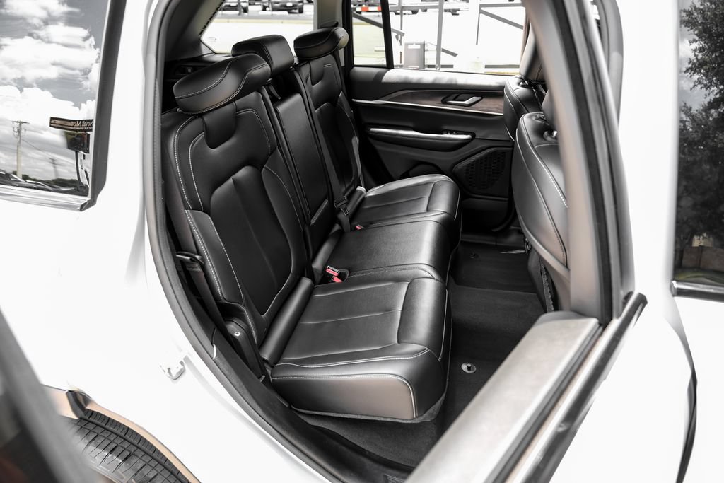 Used 2023 Jeep Grand Cherokee Limited AWD/4WD image 47