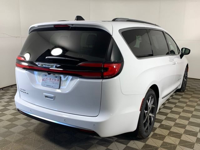 New 2027 Chrysler Pacifica Pinnacle w/ Theater Group FWD image 2
