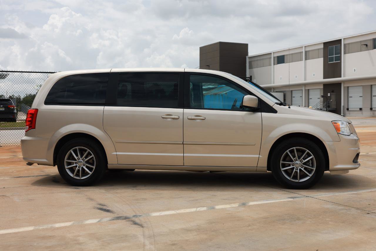 Used 2015 Dodge Grand Caravan SE image 13