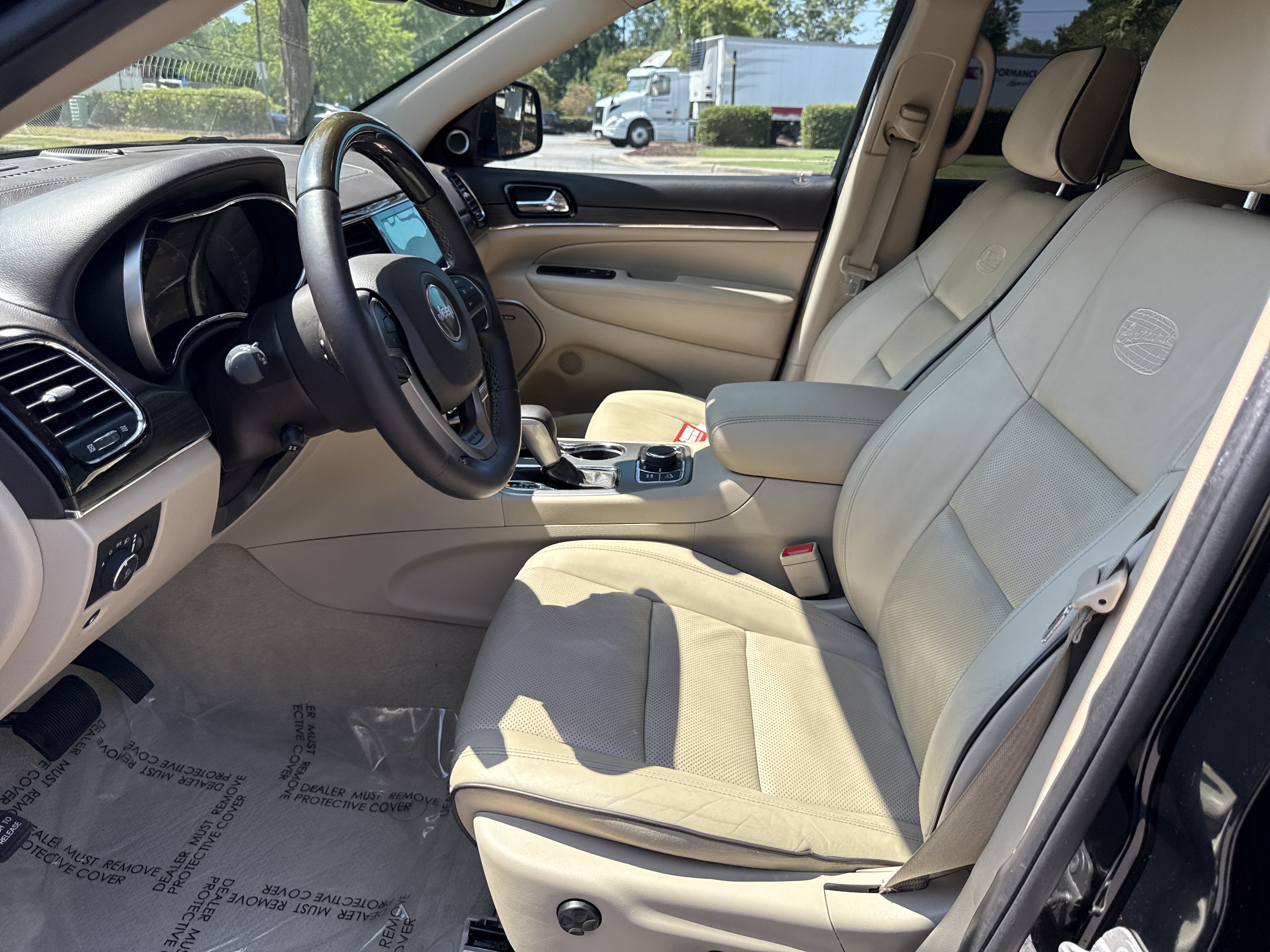 Used 2020 Jeep Grand Cherokee Overland AWD/4WD image 16