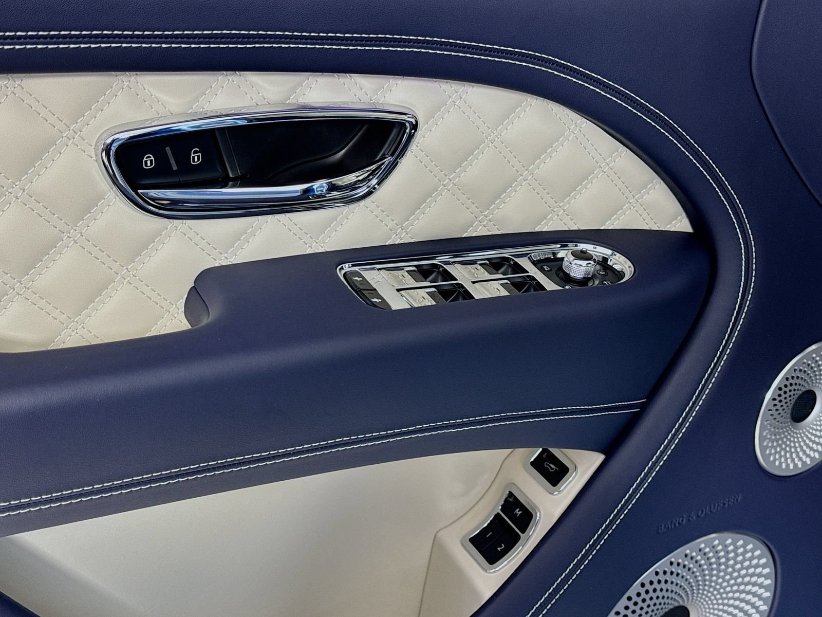 Certified 2025 Bentley Bentayga AWD/4WD image 17