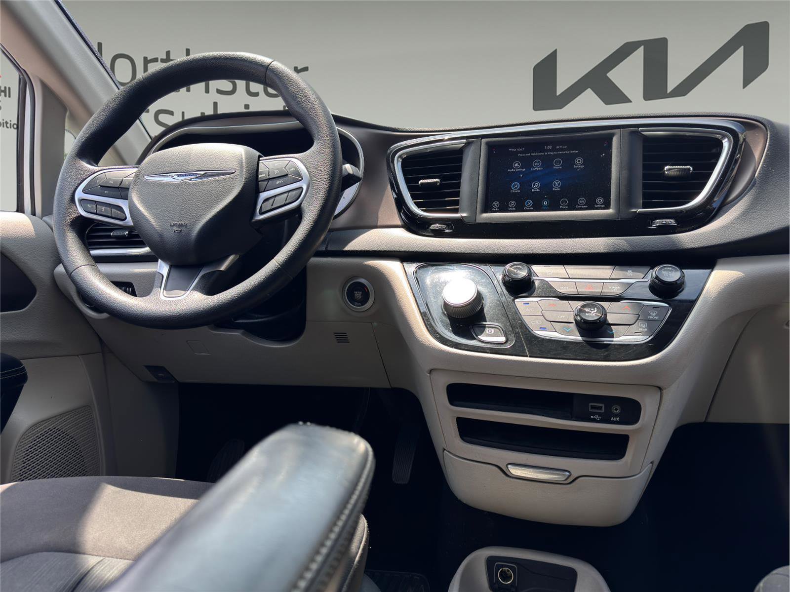 Used 2020 Chrysler Voyager L image 20