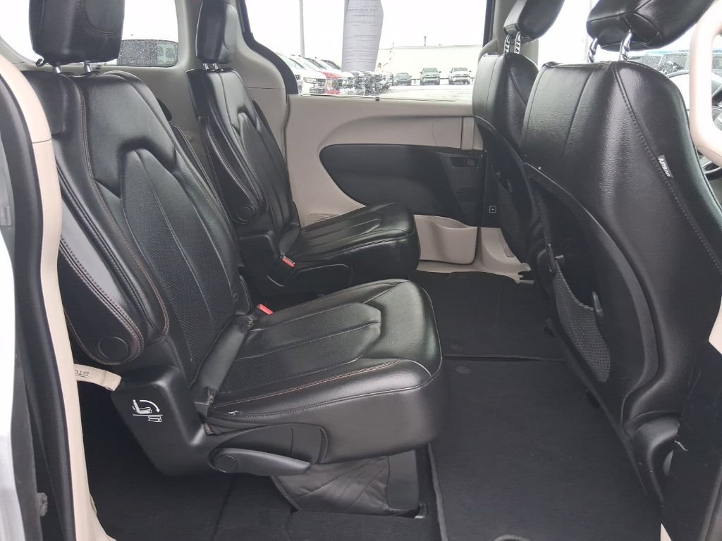 Used 2019 Chrysler Pacifica Touring-L image 18