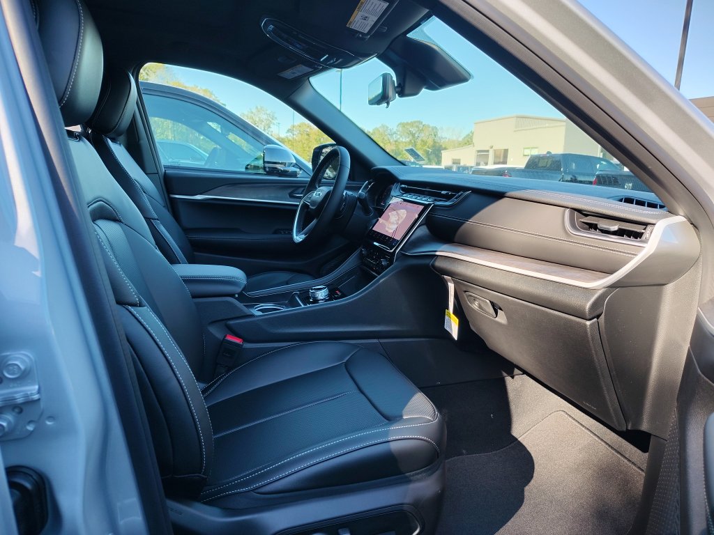 New 2025 Jeep Grand Cherokee Limited w/ Luxury Tech Group II RWD image 28