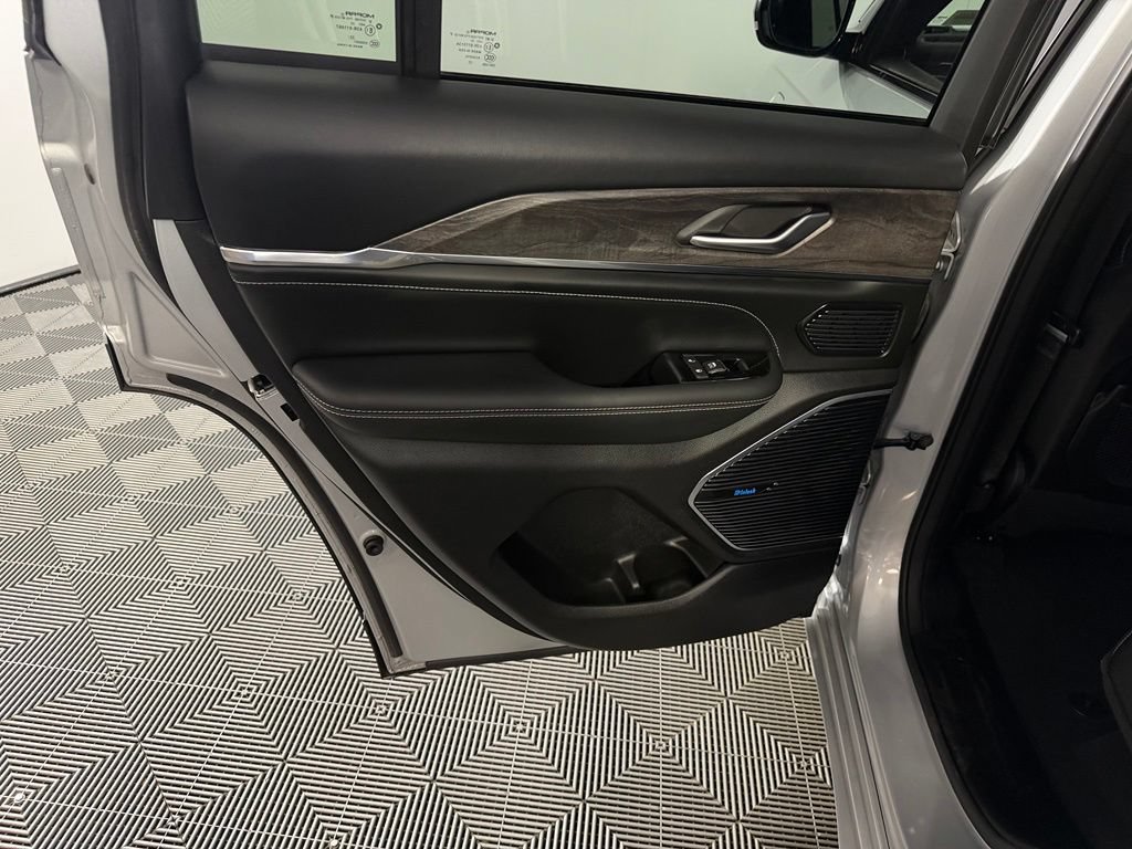 Used 2023 Jeep Grand Cherokee Overland AWD/4WD image 24