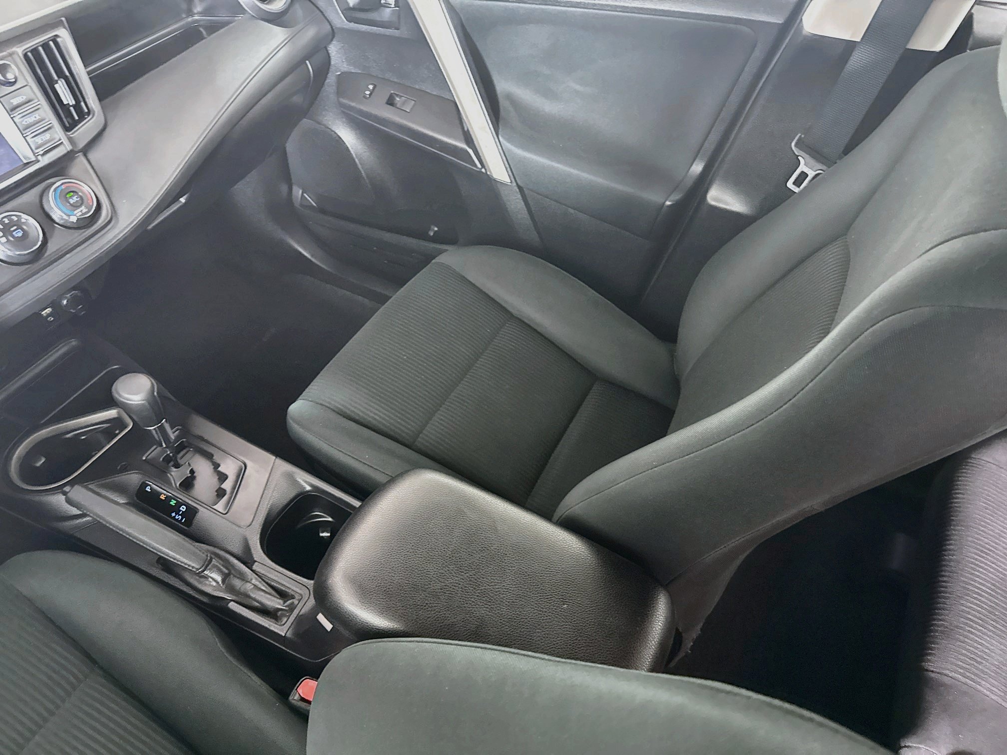 Used 2018 Toyota RAV4 LE FWD image 26
