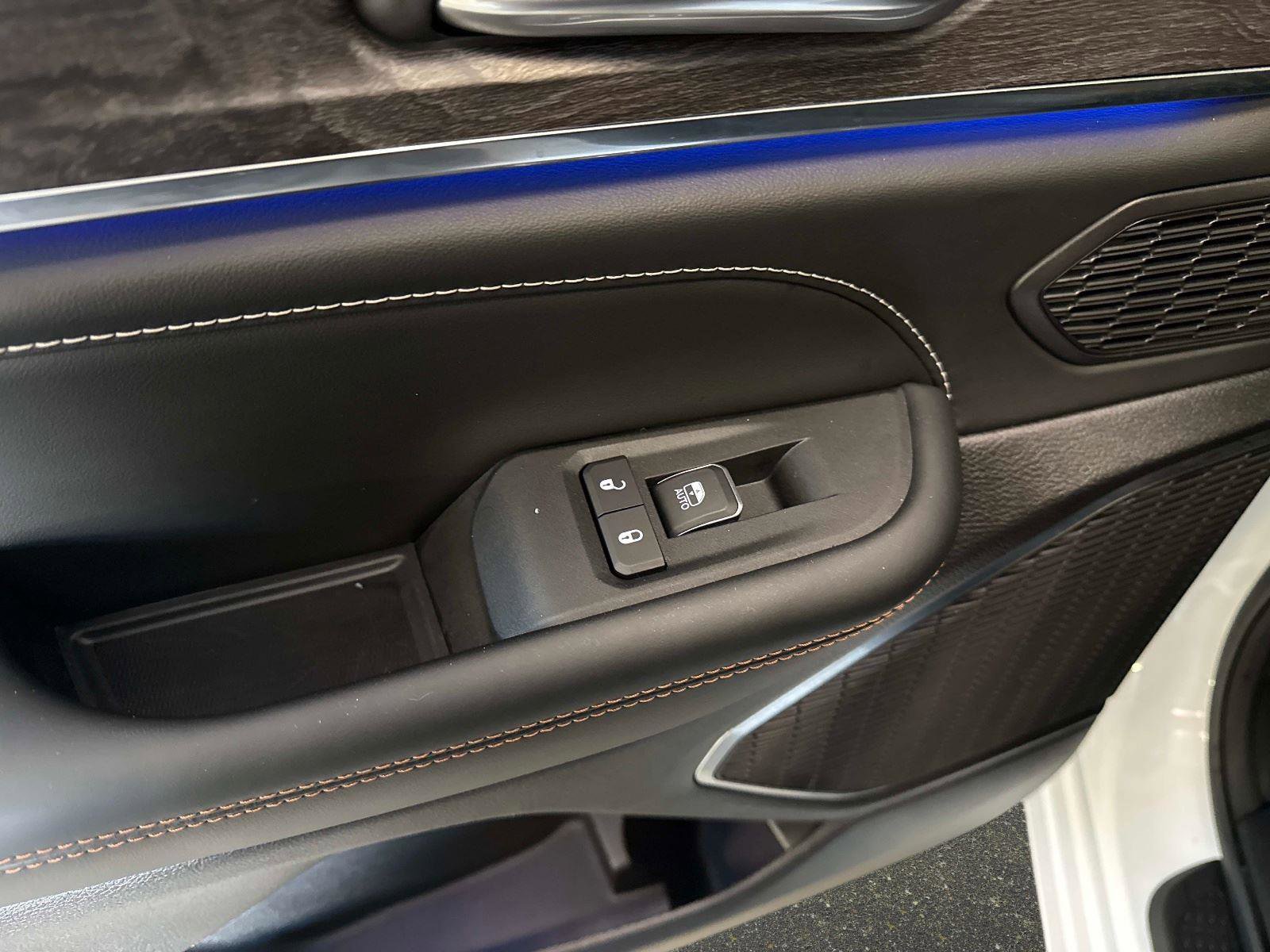 Used 2025 Jeep Grand Cherokee L Overland w/ Luxury Tech Group IV image 12