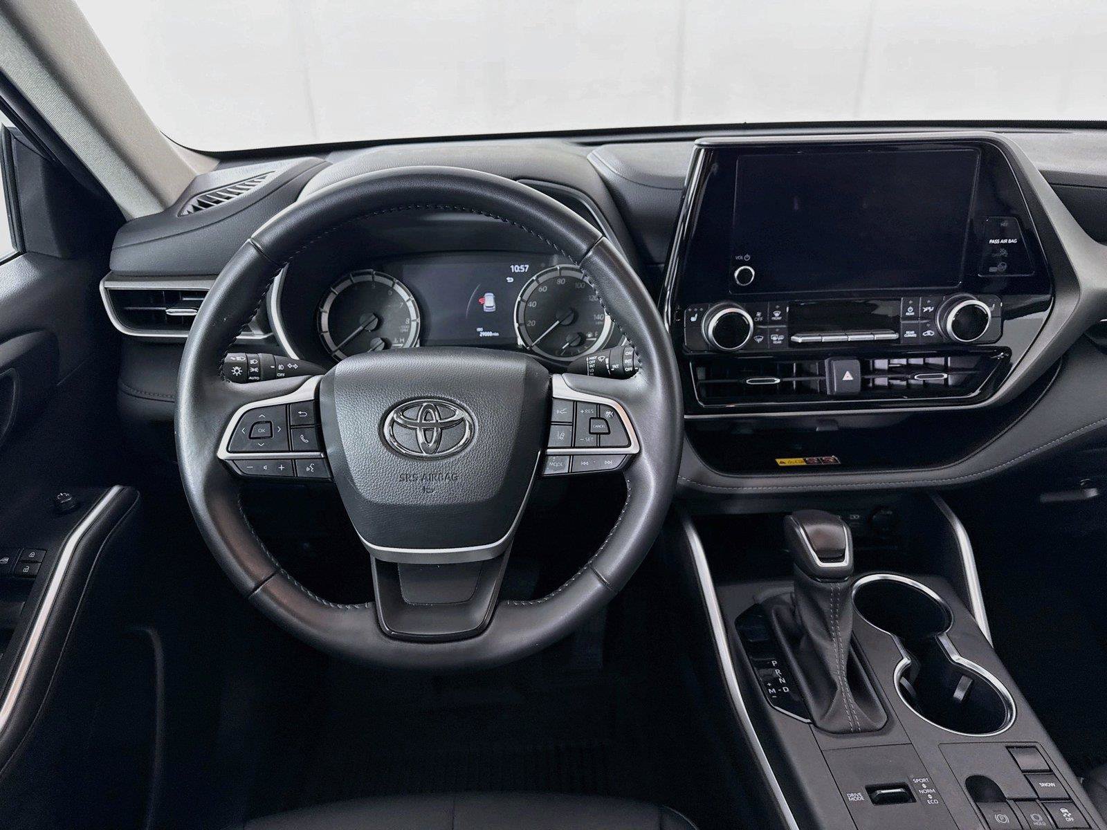 Certified 2025 Toyota Highlander XLE FWD image 33
