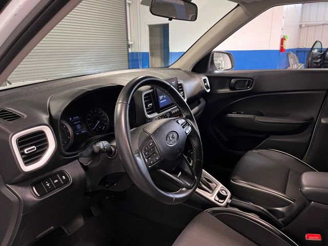 Used 2022 Hyundai Venue Limited FWD image 22