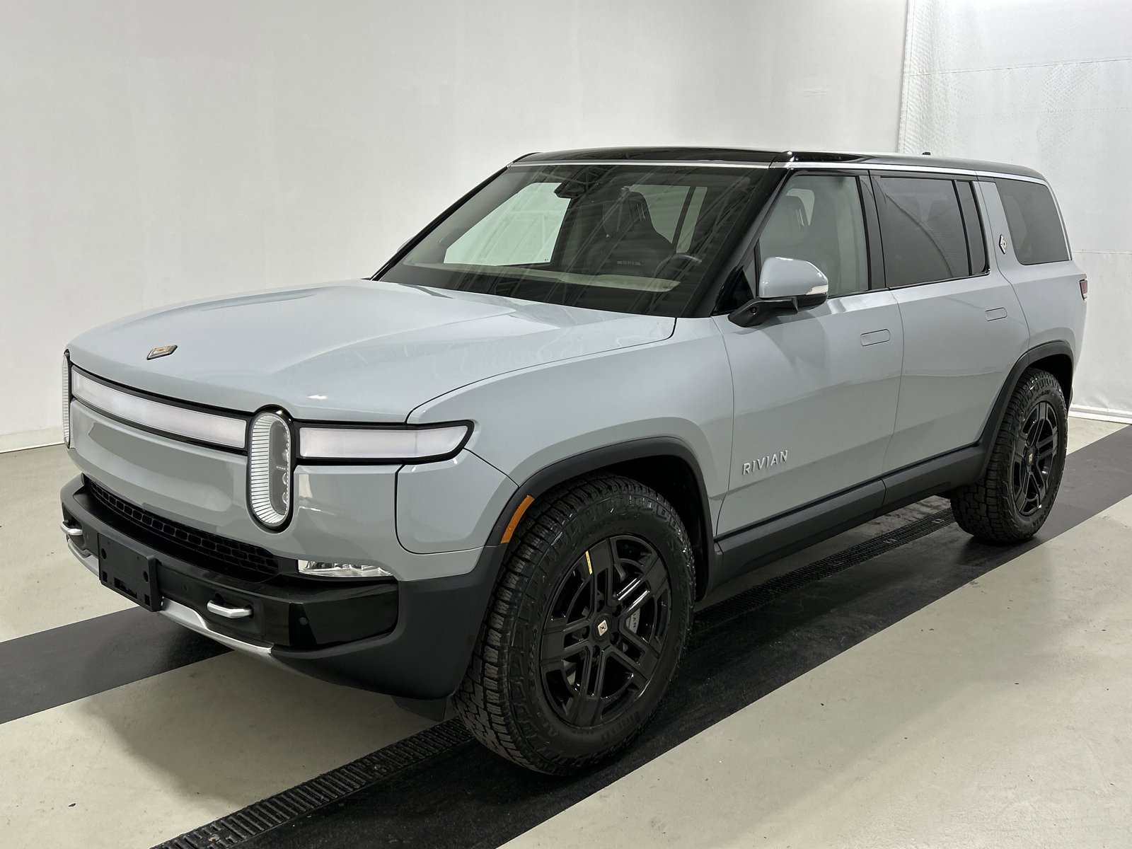 Used 2023 Rivian R1S Adventure image 1