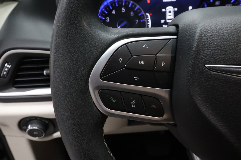 Used 2023 Chrysler Pacifica Touring-L FWD image 26