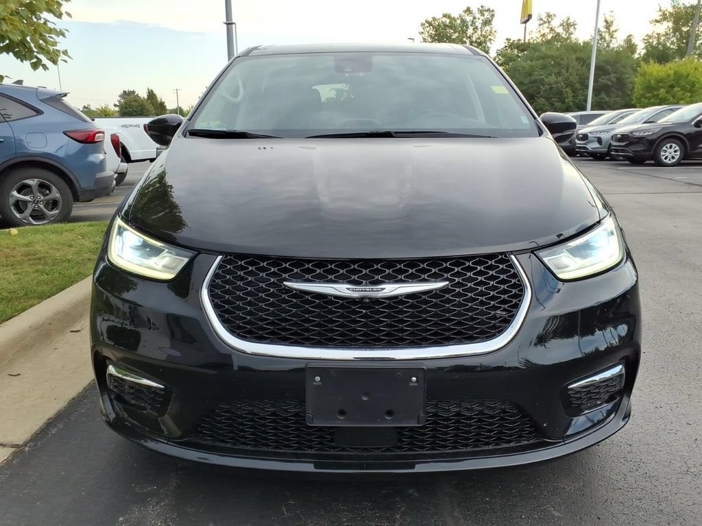 Used 2024 Chrysler Pacifica Touring-L FWD image 2