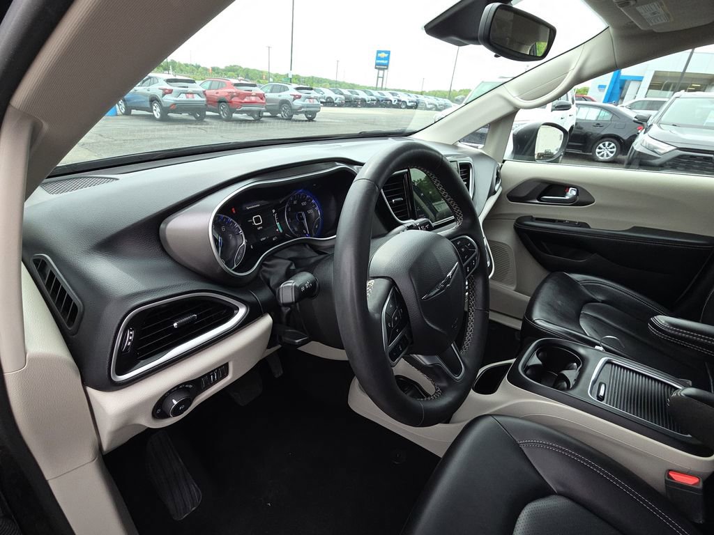 Used 2023 Chrysler Pacifica Touring-L FWD image 14