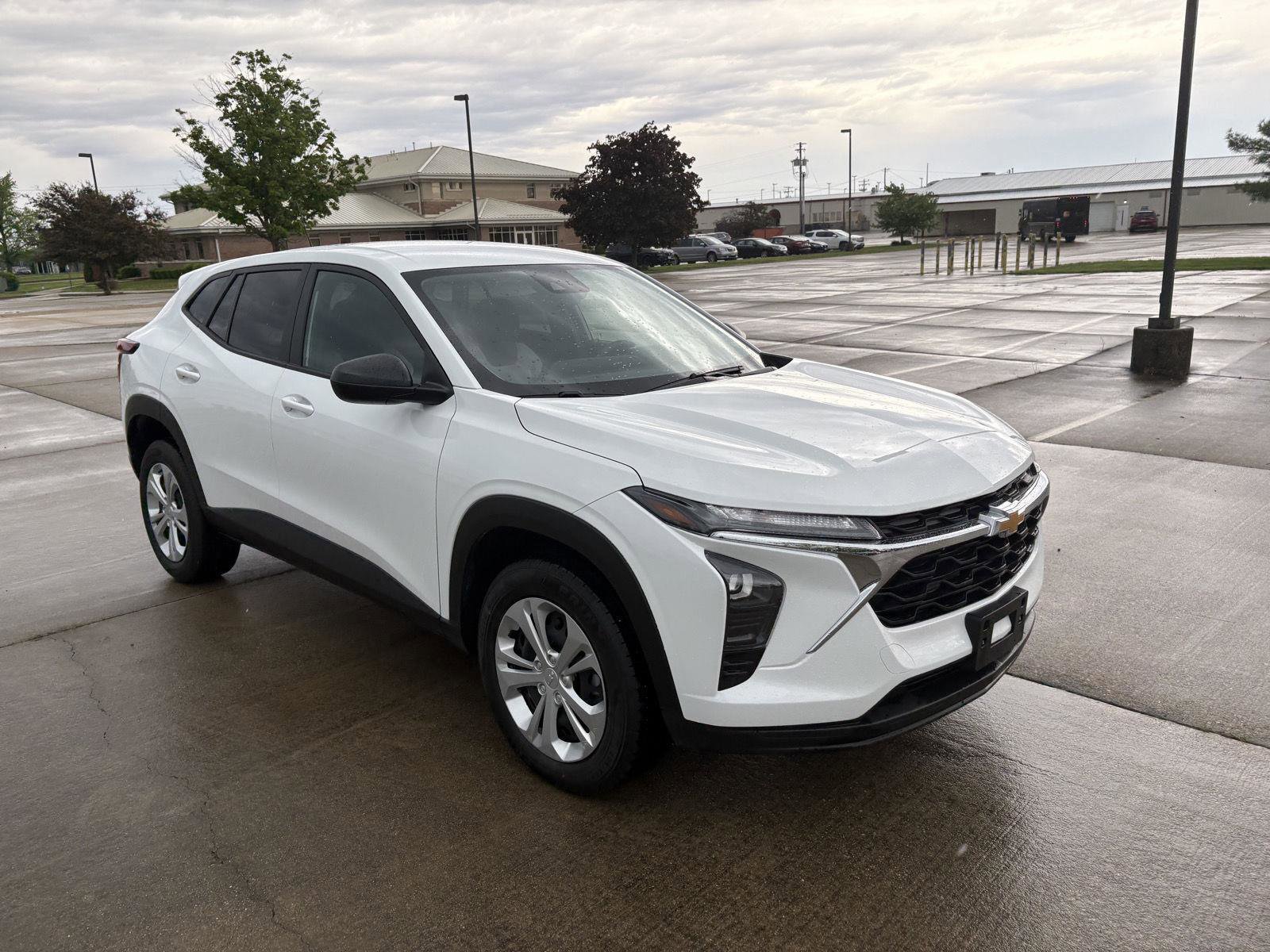Used 2025 Chevrolet Trax LS FWD image 2