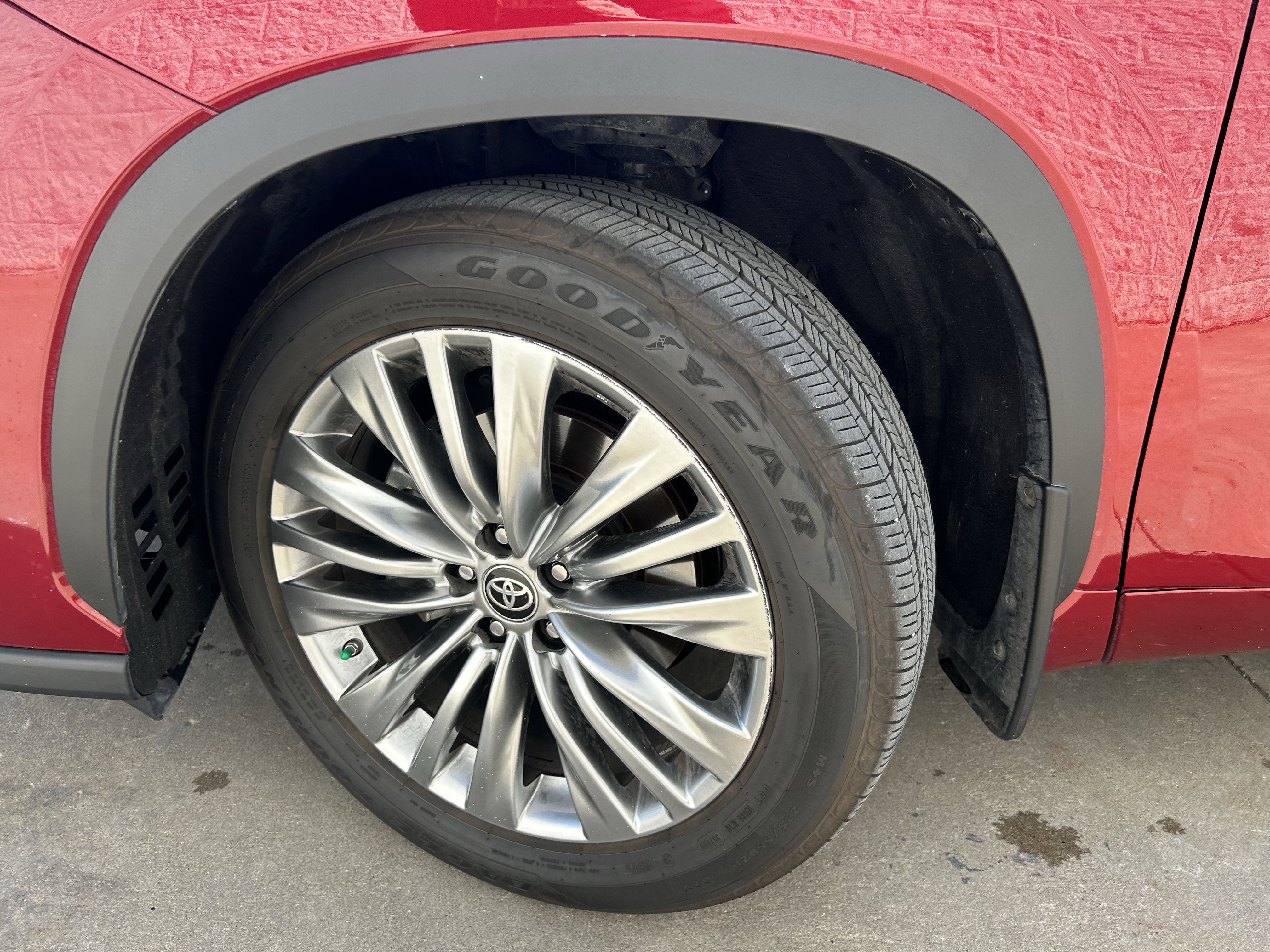 Used 2024 Toyota Highlander Platinum image 12