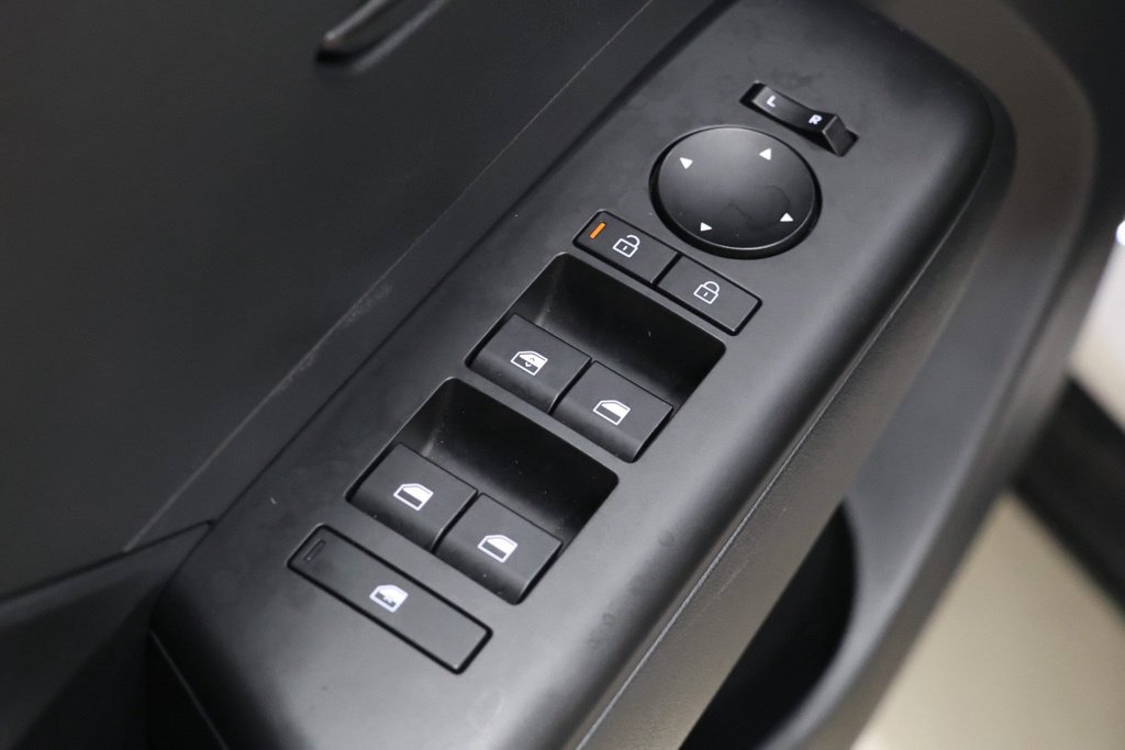 Used 2025 Hyundai Kona SEL FWD image 17