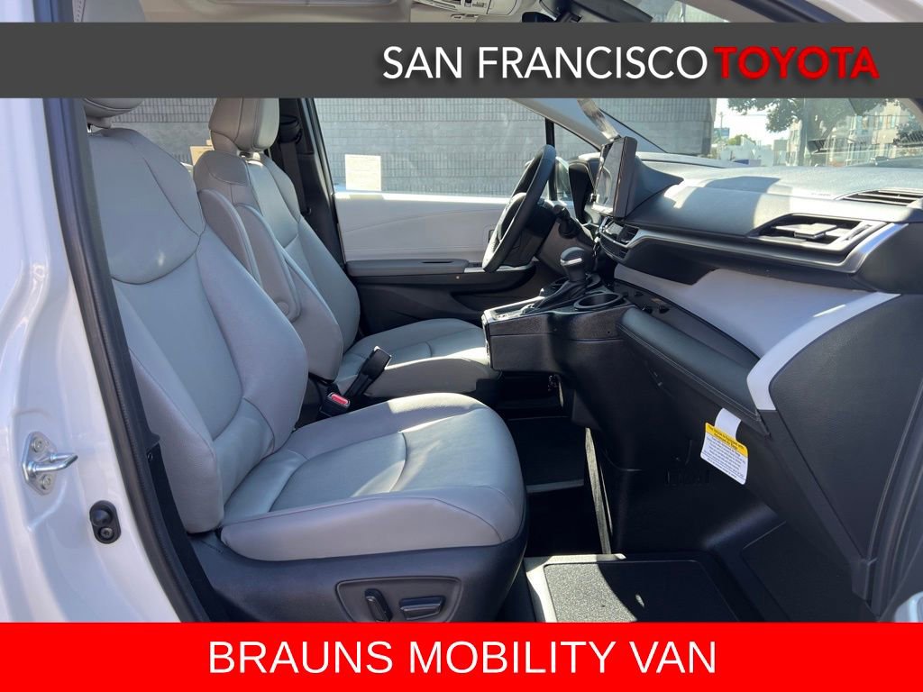 Used 2026 Toyota Sienna XLE FWD image 28