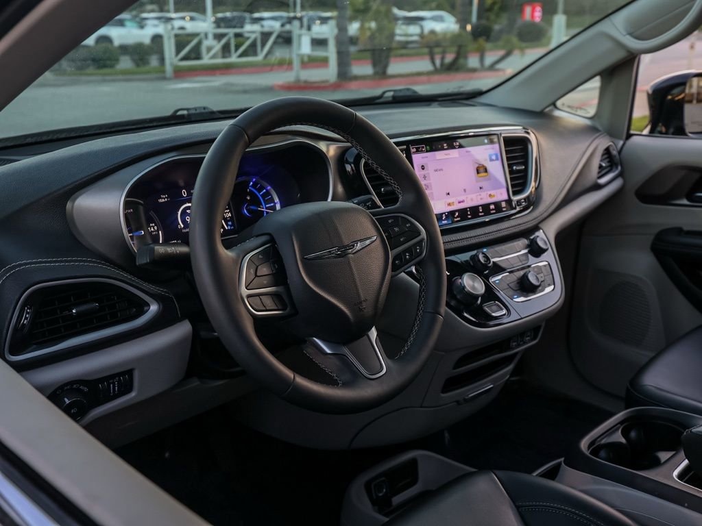 Used 2024 Chrysler Pacifica Select image 14