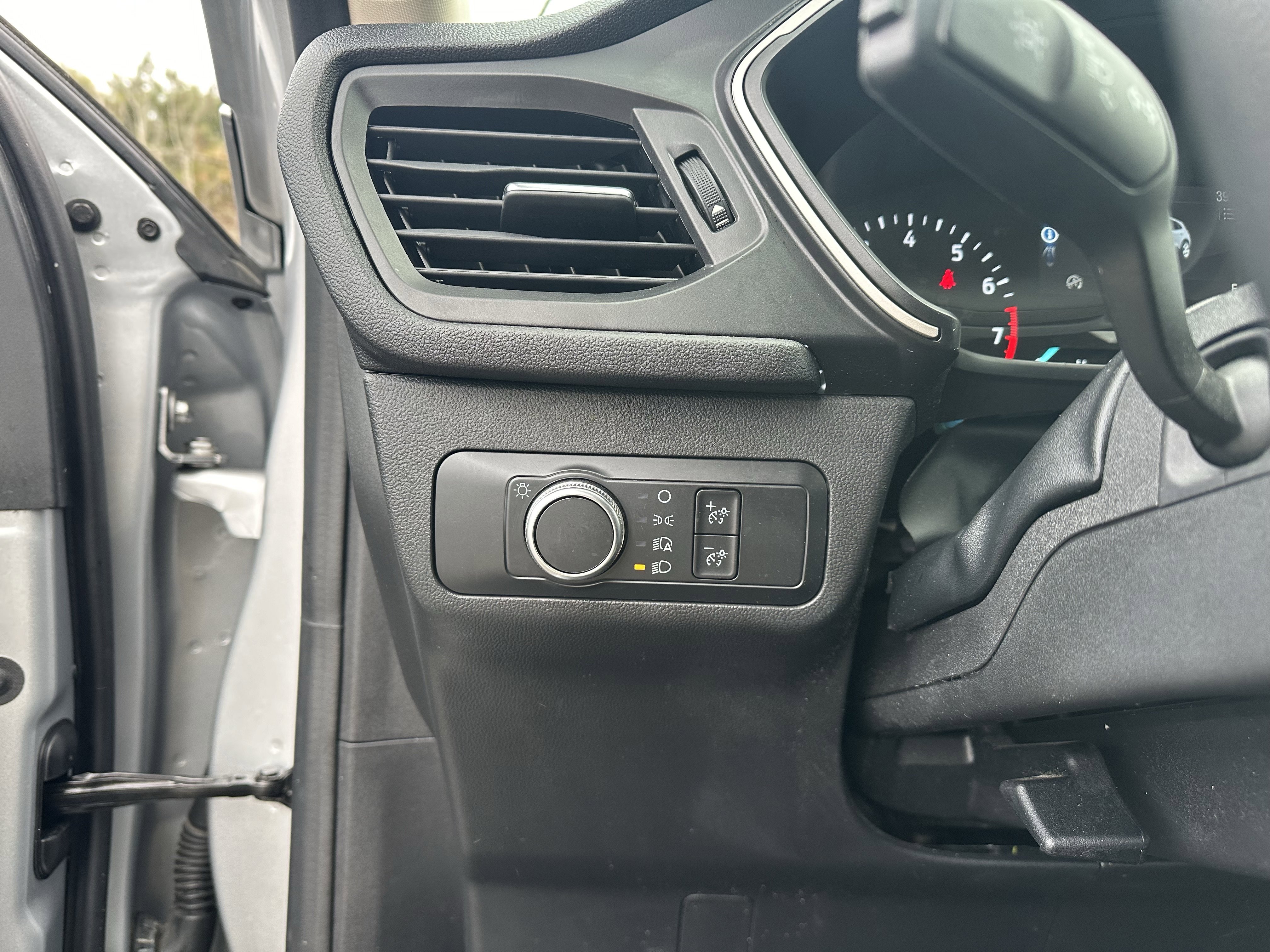 Used 2020 Ford Escape SE image 19