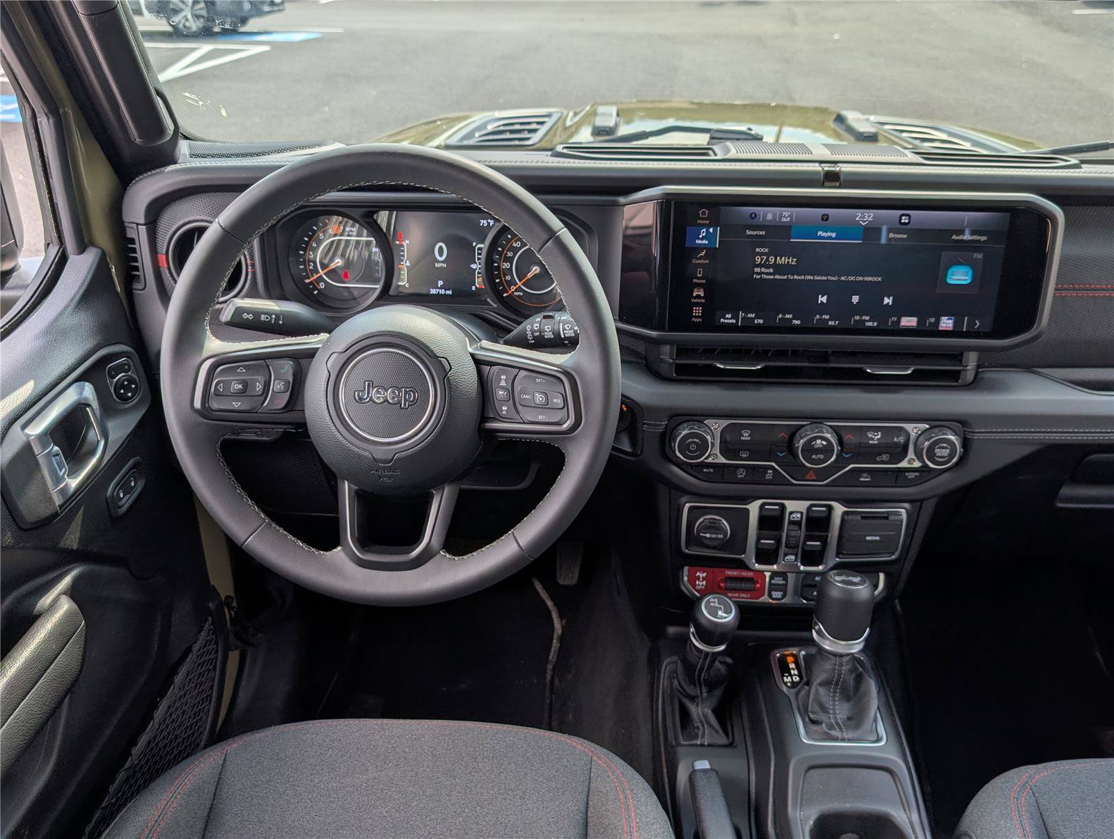 Used 2025 Jeep Wrangler Unlimited Rubicon AWD/4WD image 15