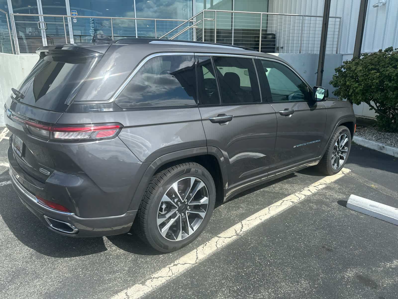 Used 2023 Jeep Grand Cherokee Overland AWD/4WD image 4
