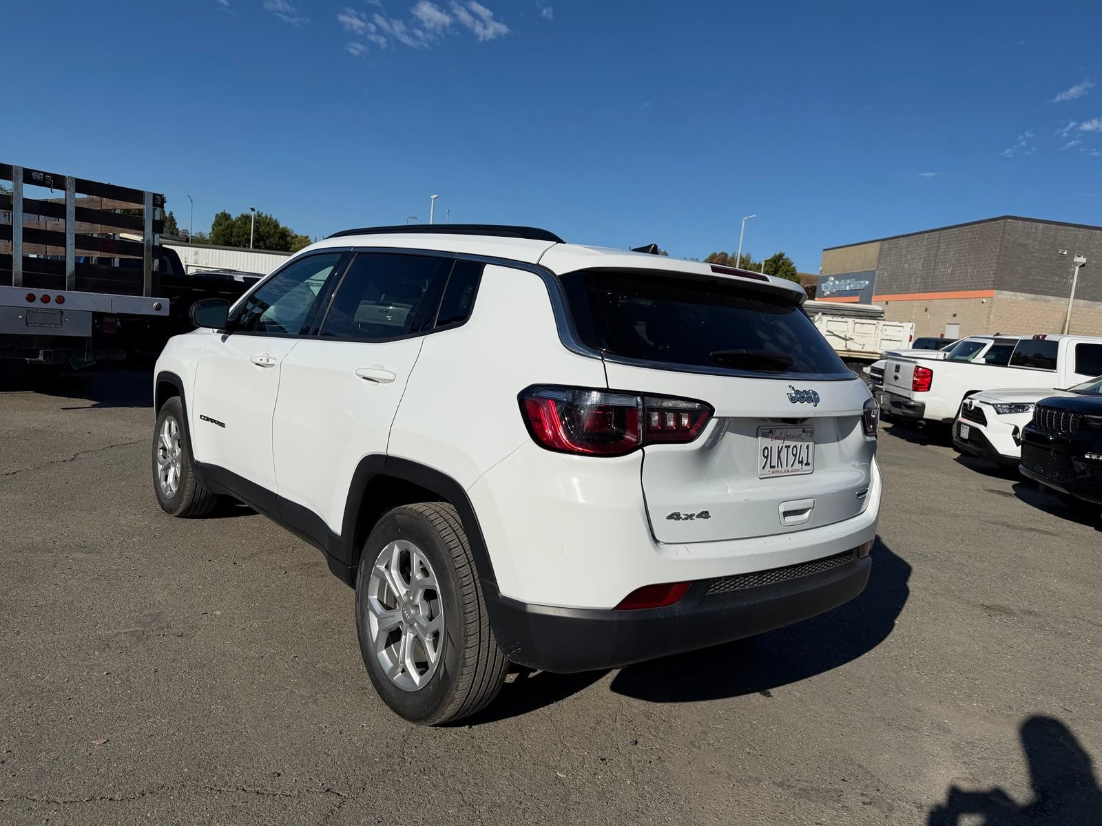 Used 2024 Jeep Compass Latitude AWD/4WD image 3