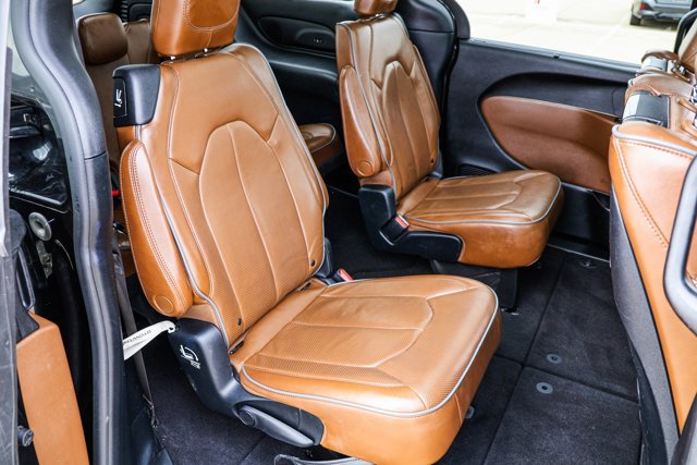 Used 2018 Chrysler Pacifica Limited image 27