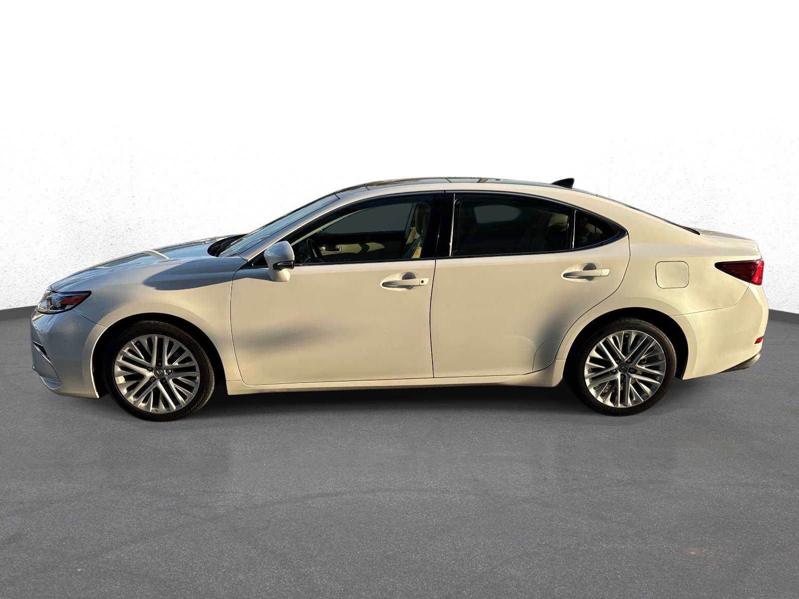 Used 2016 Lexus ES 350 w/ Ultra Luxury Package FWD image 6