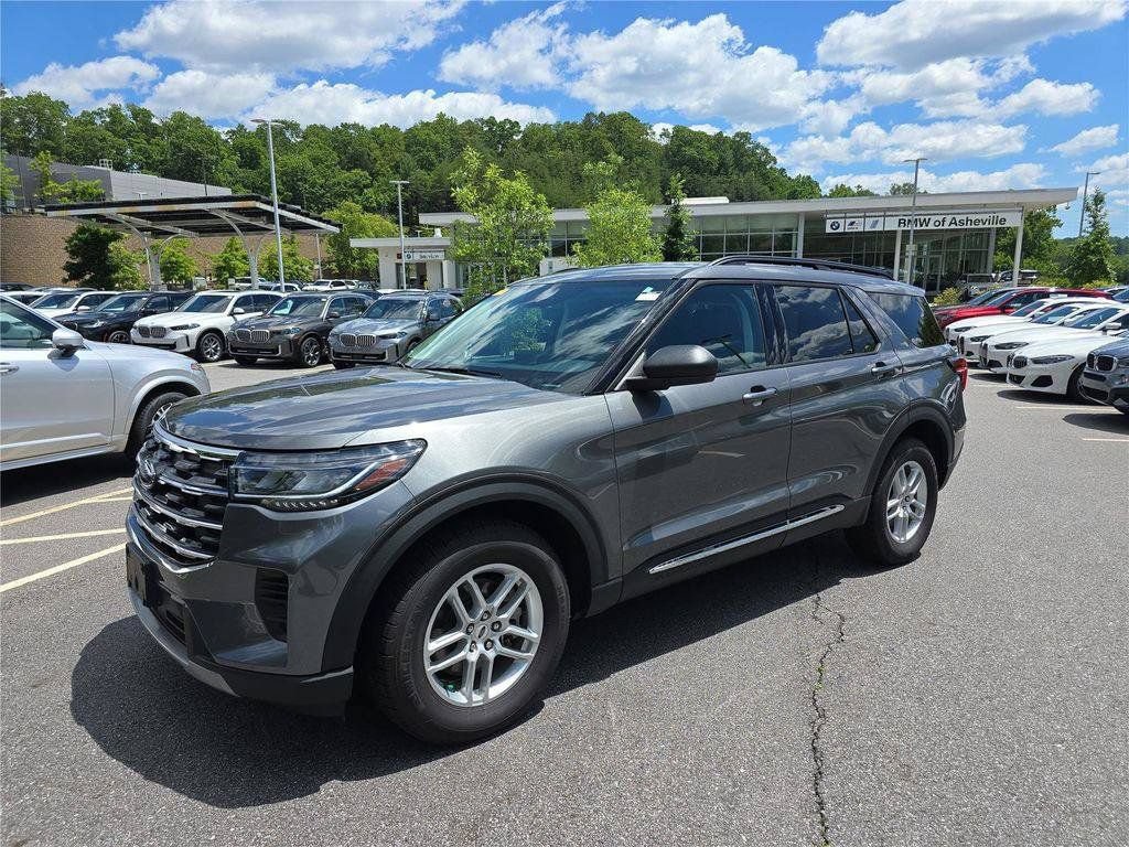 Used 2025 Ford Explorer Active AWD/4WD image 7