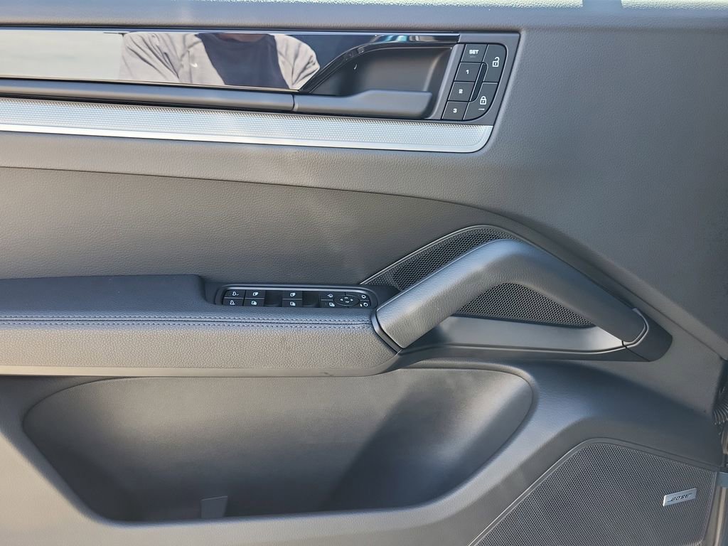 Used 2025 Porsche Cayenne Coupe image 9
