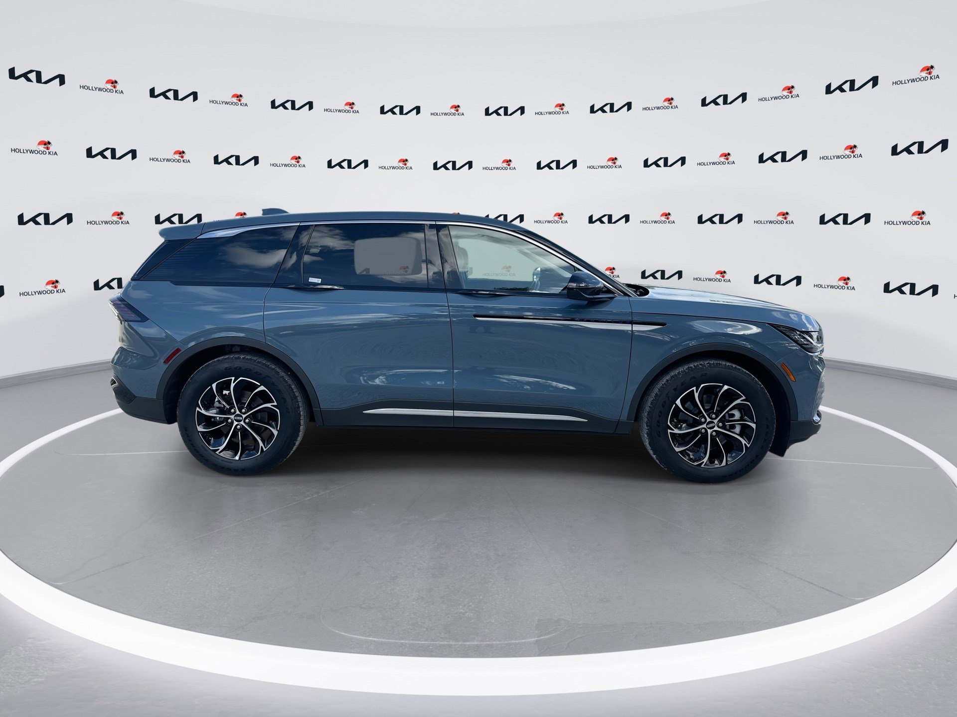 Used 2025 Lincoln Nautilus Premier image 9