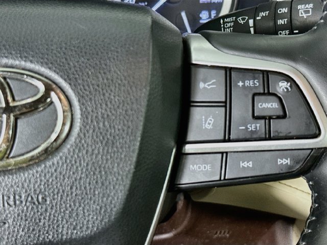 Used 2022 Toyota Highlander Limited FWD image 12