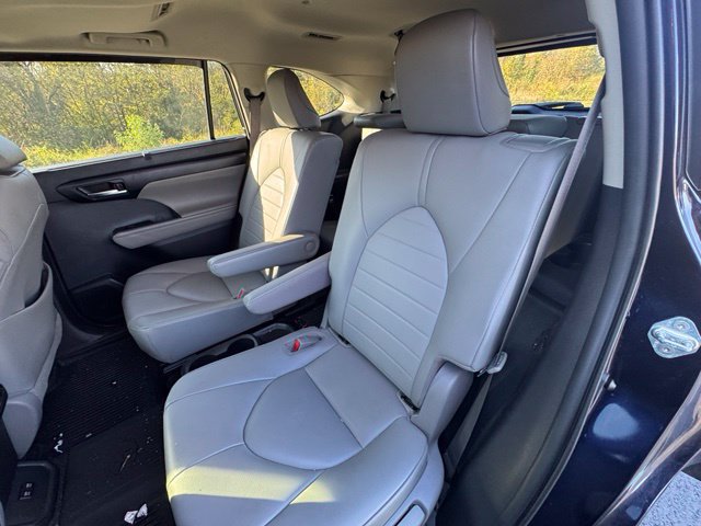 Used 2020 Toyota Highlander XLE AWD/4WD image 15
