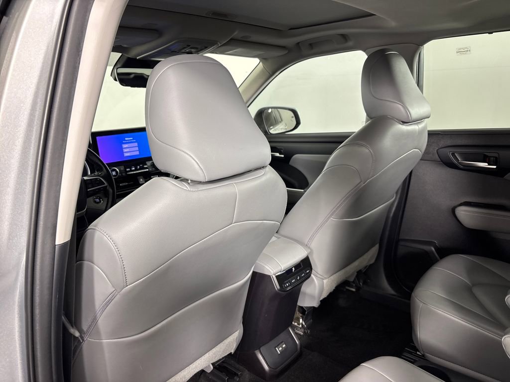 Used 2023 Toyota Highlander XLE image 29