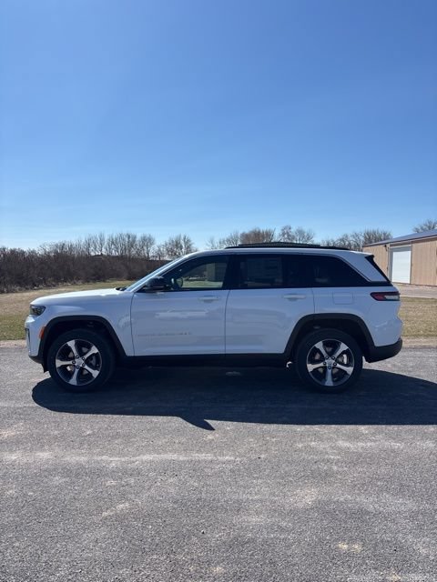 New 2026 Jeep Grand Cherokee Limited w/ Trailer Tow Package AWD/4WD image 3