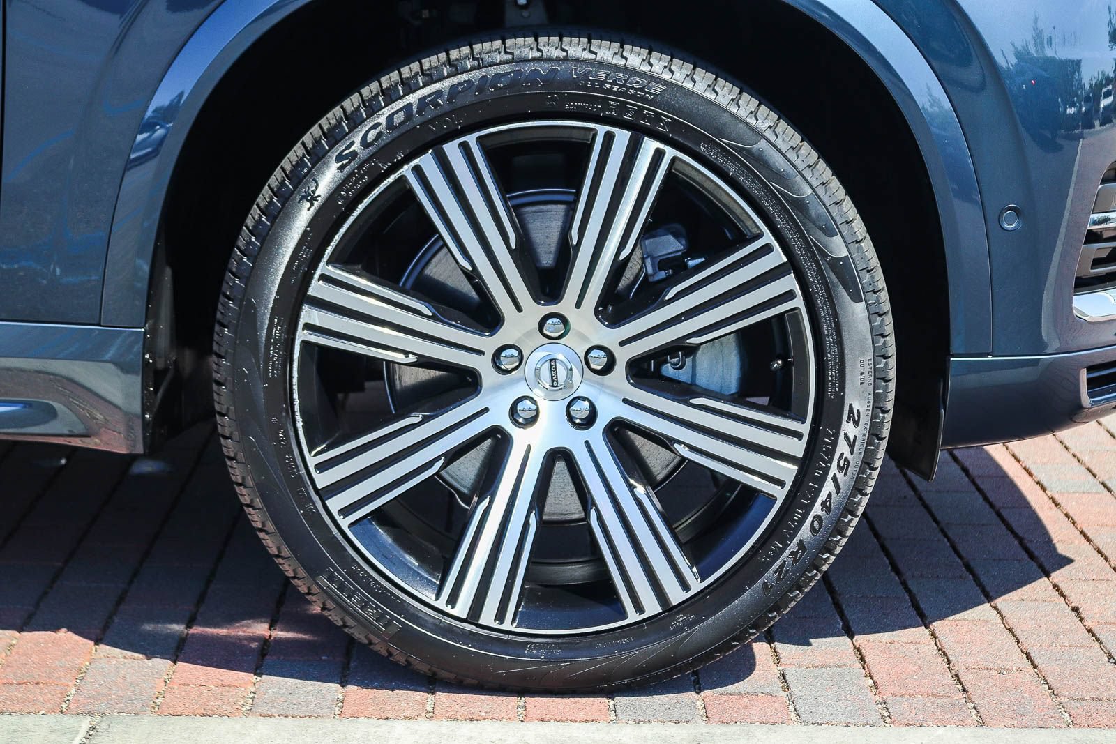 Used 2025 Volvo XC90 T8 Plus w/ Protection Package Premier AWD/4WD image 11